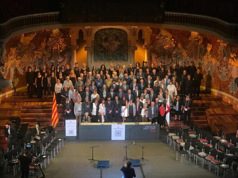 La sòcia i membre de la Junta de la SEBAP, Rosa Maria Malet, rep la Creu de Sant Jordi 2018