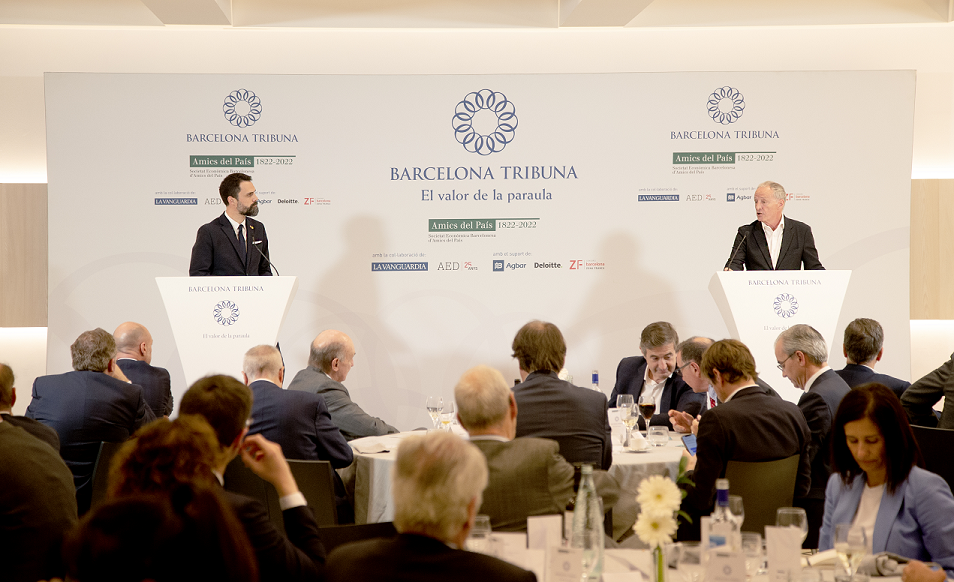Miquel Roca presideix l'acte de lliurament dels Premis Amics del País